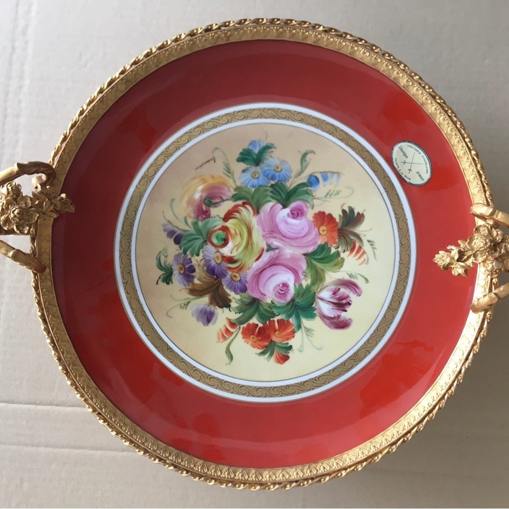 Hand-painted Limoges porcelain dish .
Elegant Gold and White Decorative Bowl